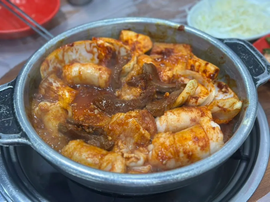 익어가며 기름이 흐르는 돌판양념 대창