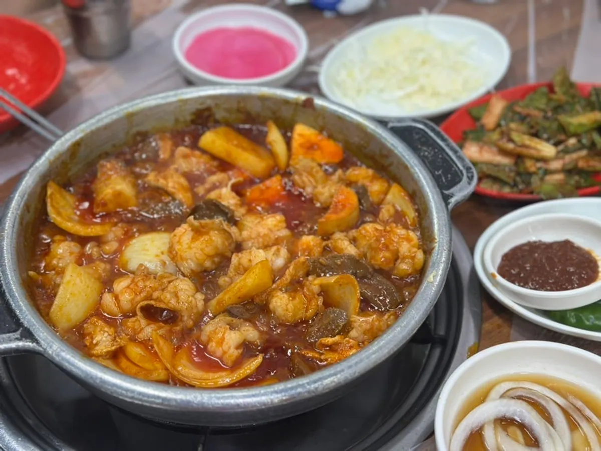 양, 대창, 염통과 채소가 어우러진 돌판양념