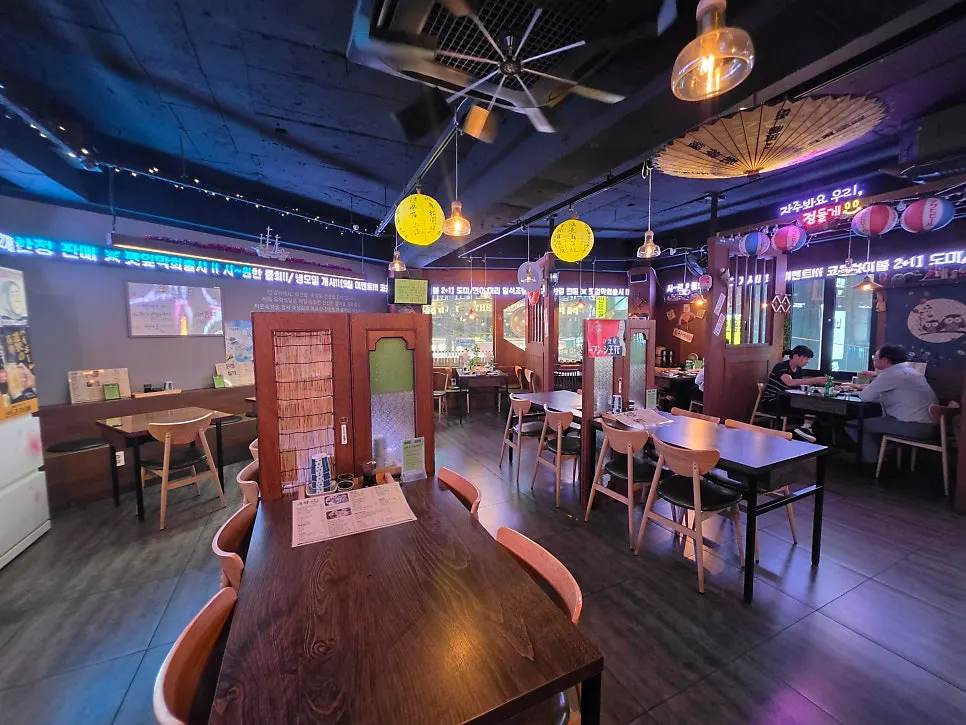 Seating and lighting mood at Yurak