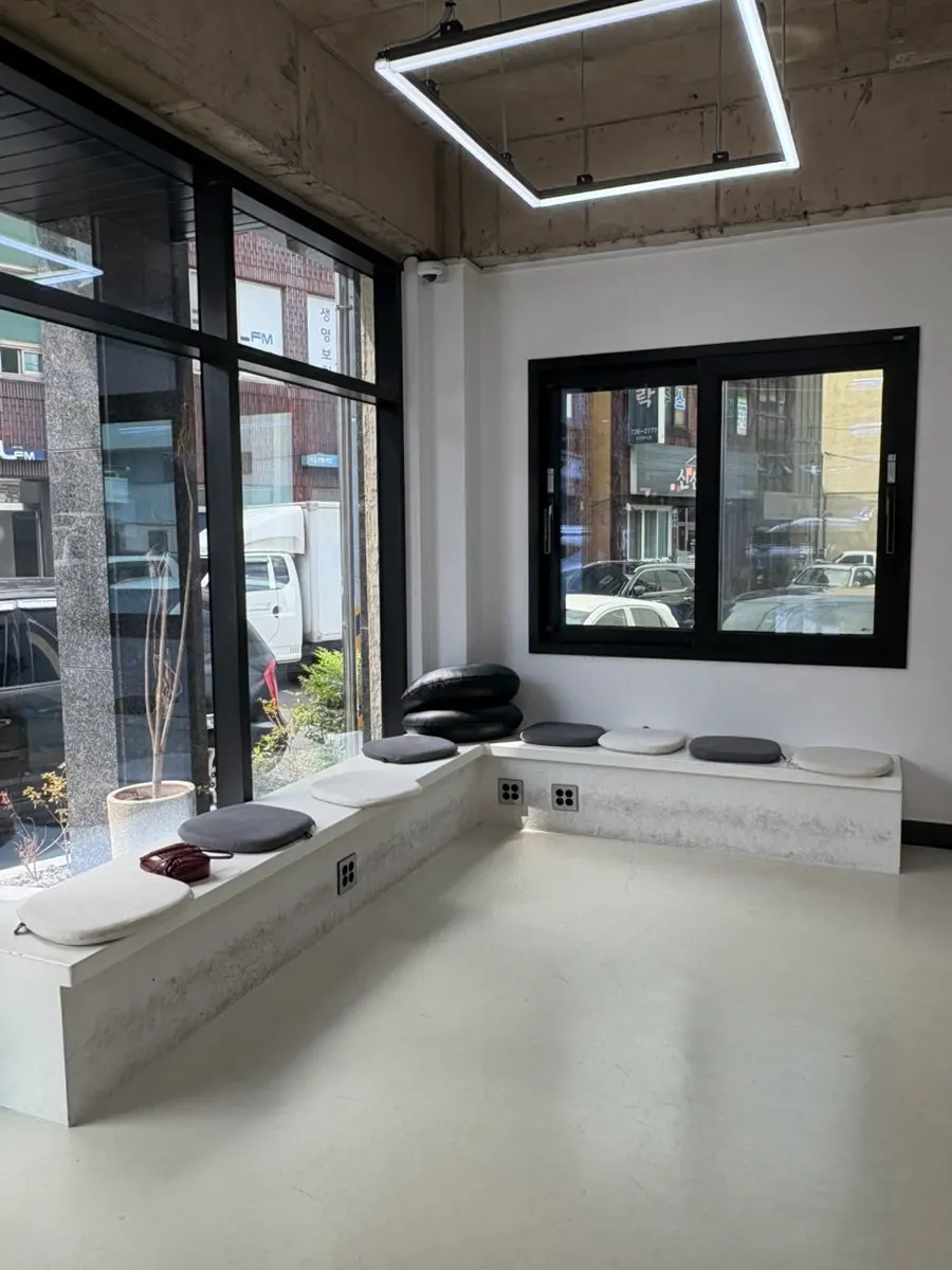 Spacious-feeling interior of Boreum Hair