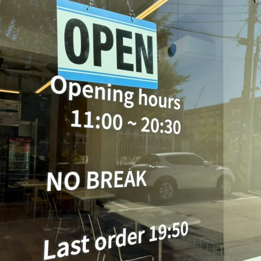 寬敞乾淨的 Burgiz 大興店用餐區