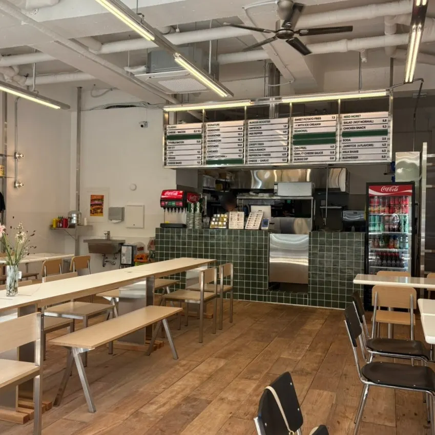 可見窗外樹木的 Burgiz 大興店靠窗座位