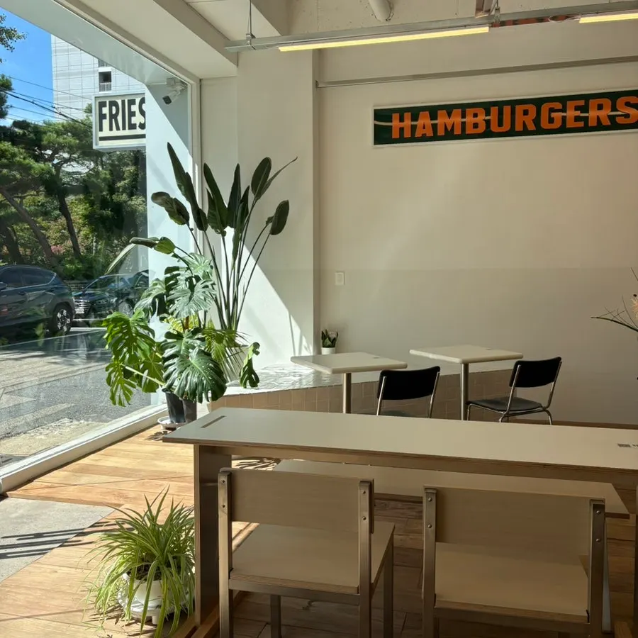 帶有美式漢堡店氛圍的 Burgiz 大興店裝潢