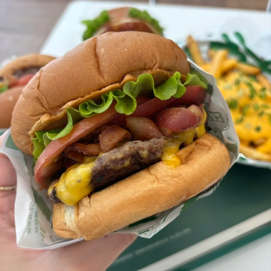 醬料另外裝的培根起司堡