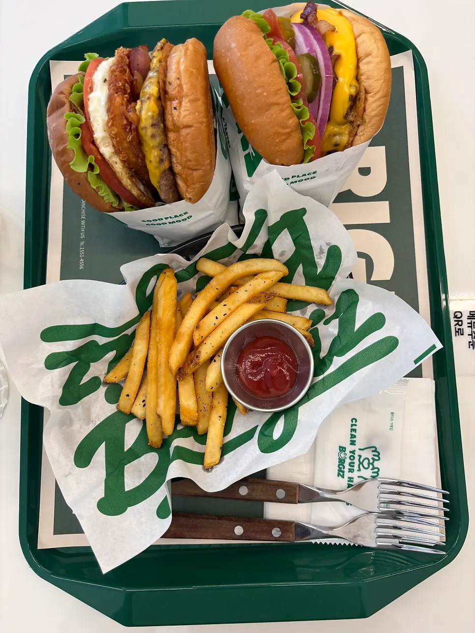 Burgiz burger set wrapped in green paper