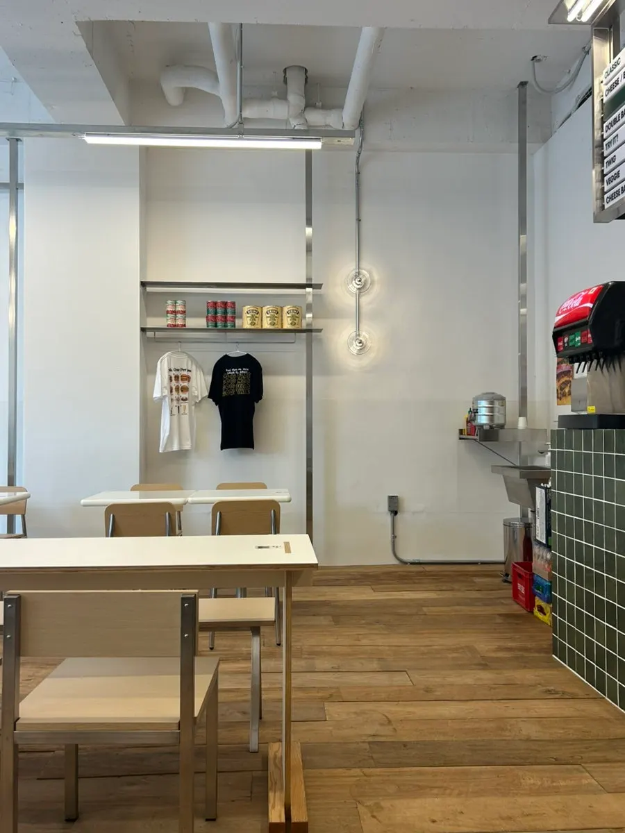 Overview of seating inside Burgiz Daeheung