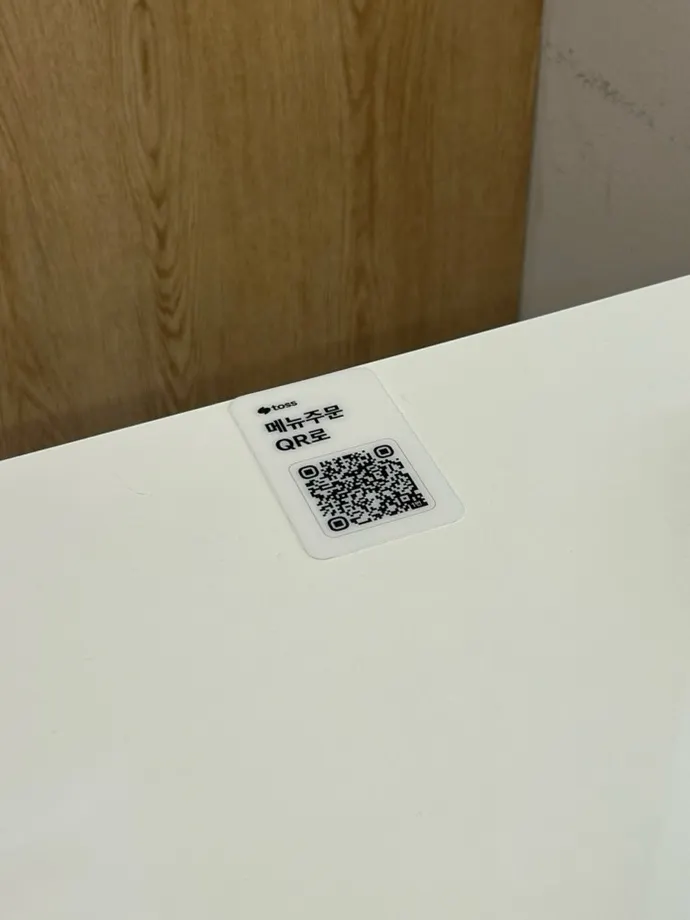 QR order sign on the table