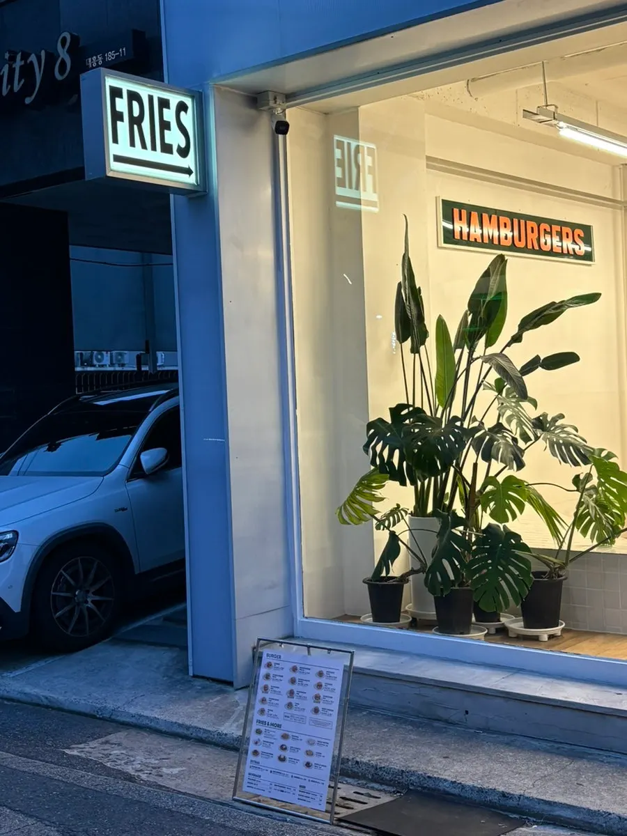 Burgiz Daeheung burger and fries sign