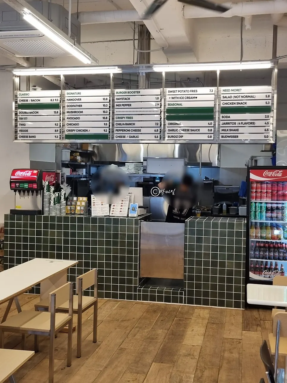 Spacious interior seating at Burgiz Daeheung