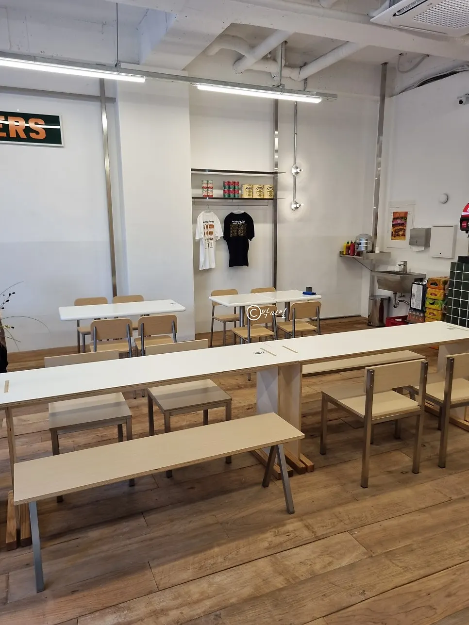 Table layout and interior view of Burgiz Daeheung