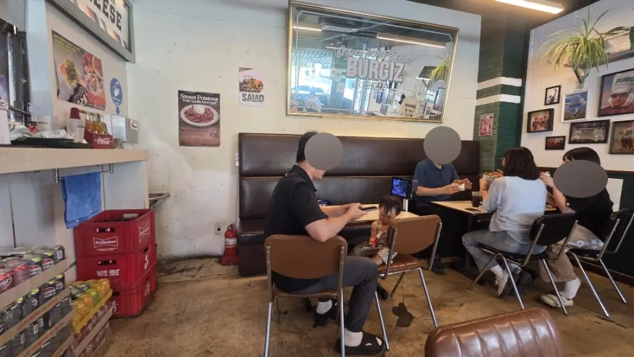 손님들이 앉아 있는 버기즈 탄방 좌석
