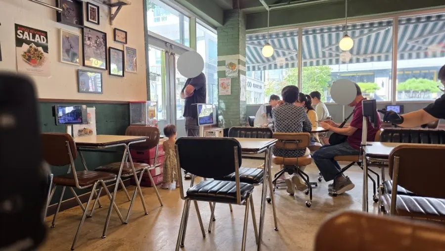 버기즈 탄방 테이블과 매장 분위기