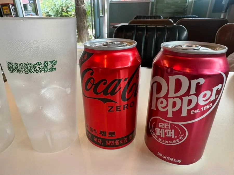 버기즈 탄방점 버거 세트 두 개가 놓인 테이블