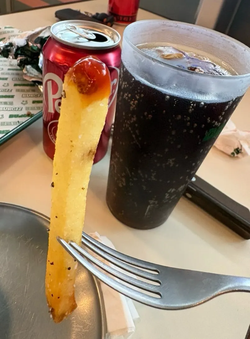 깔끔하게 비워진 버거 접시