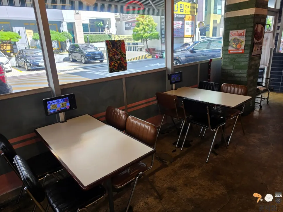 Buggies Tangbang table seating with generous spacing