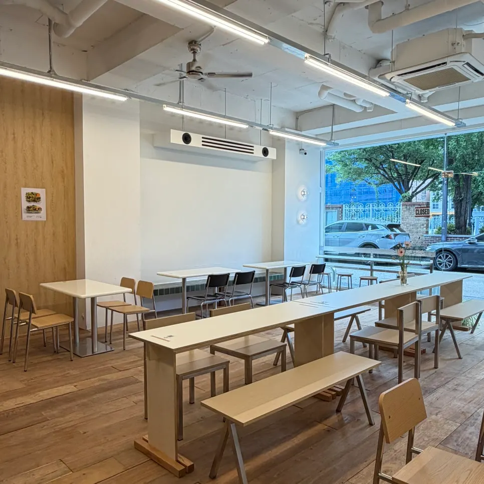 American-restaurant-inspired interior of Burgiz Daeheung