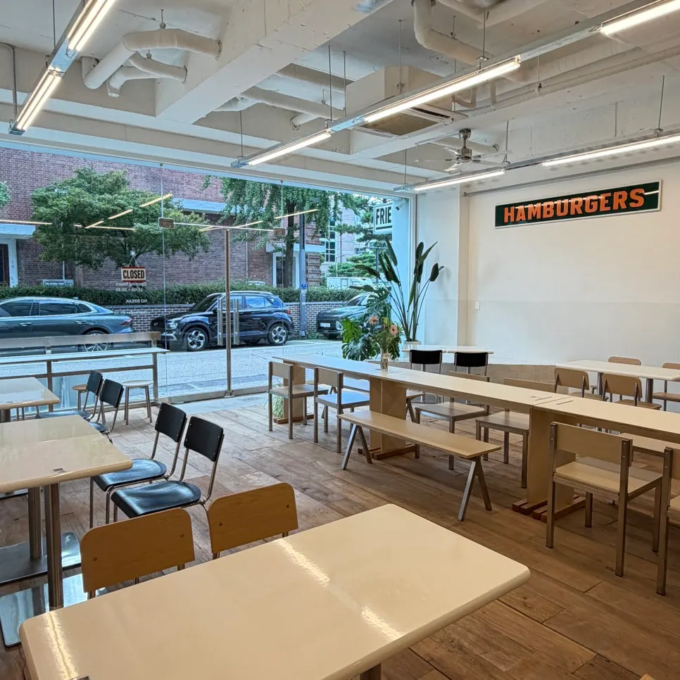 Wall decor and seating at Burgiz Daeheung