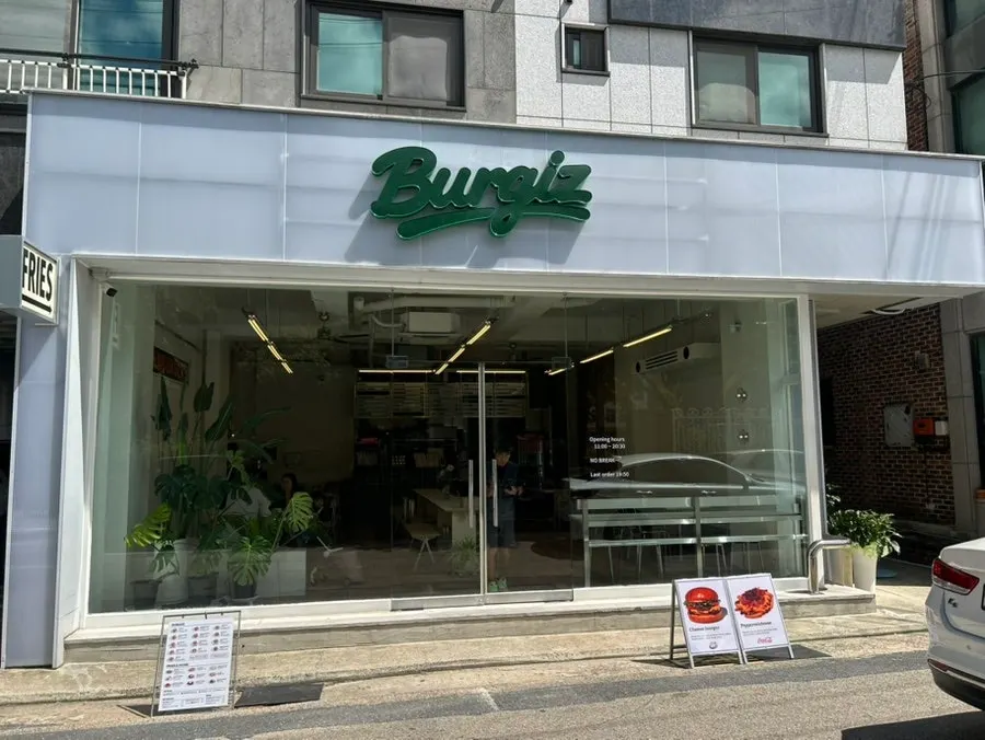 대흥동 골목에 자리한 버기즈 대흥 외관
