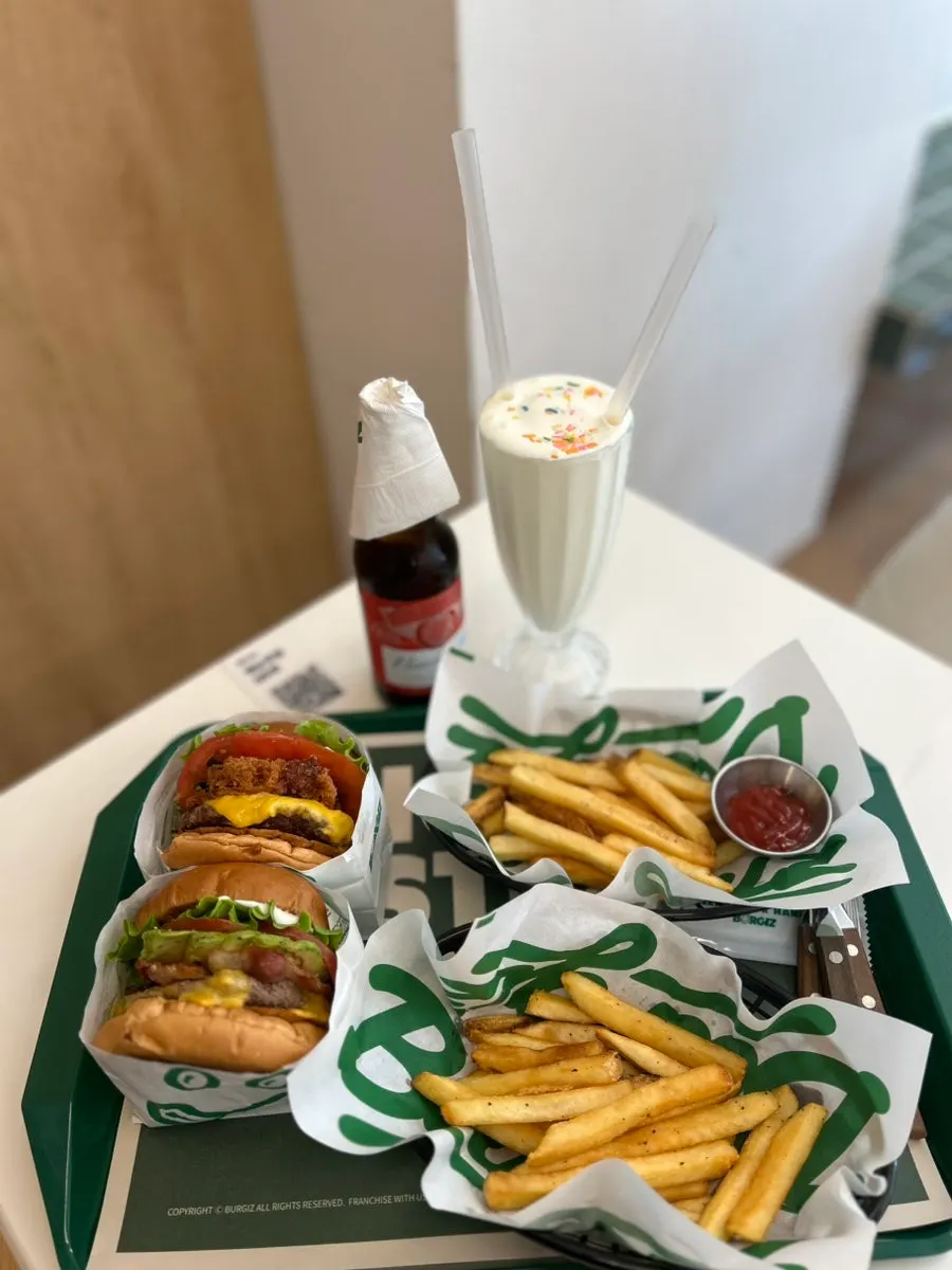 주문한 버거 세트 인증샷