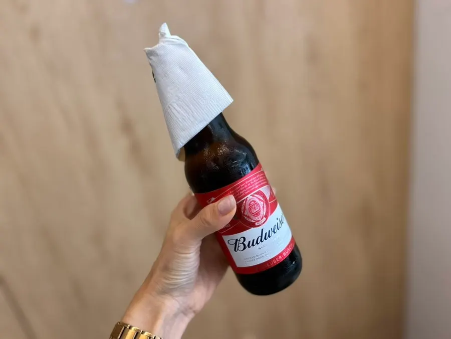 맥주와 버거가 함께 놓인 테이블