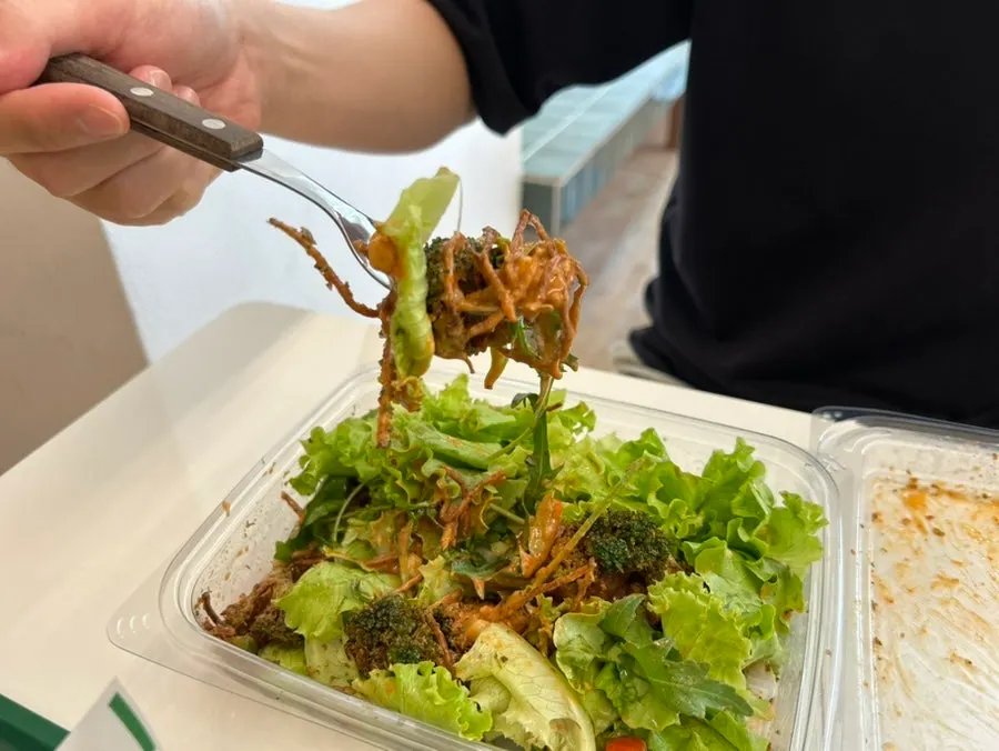 치폴레 소스를 넣어 섞은 샐러드