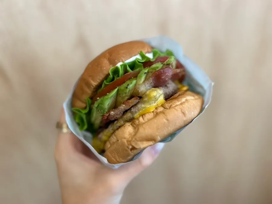 아보카도와 베이컨이 들어간 아보카도 버거