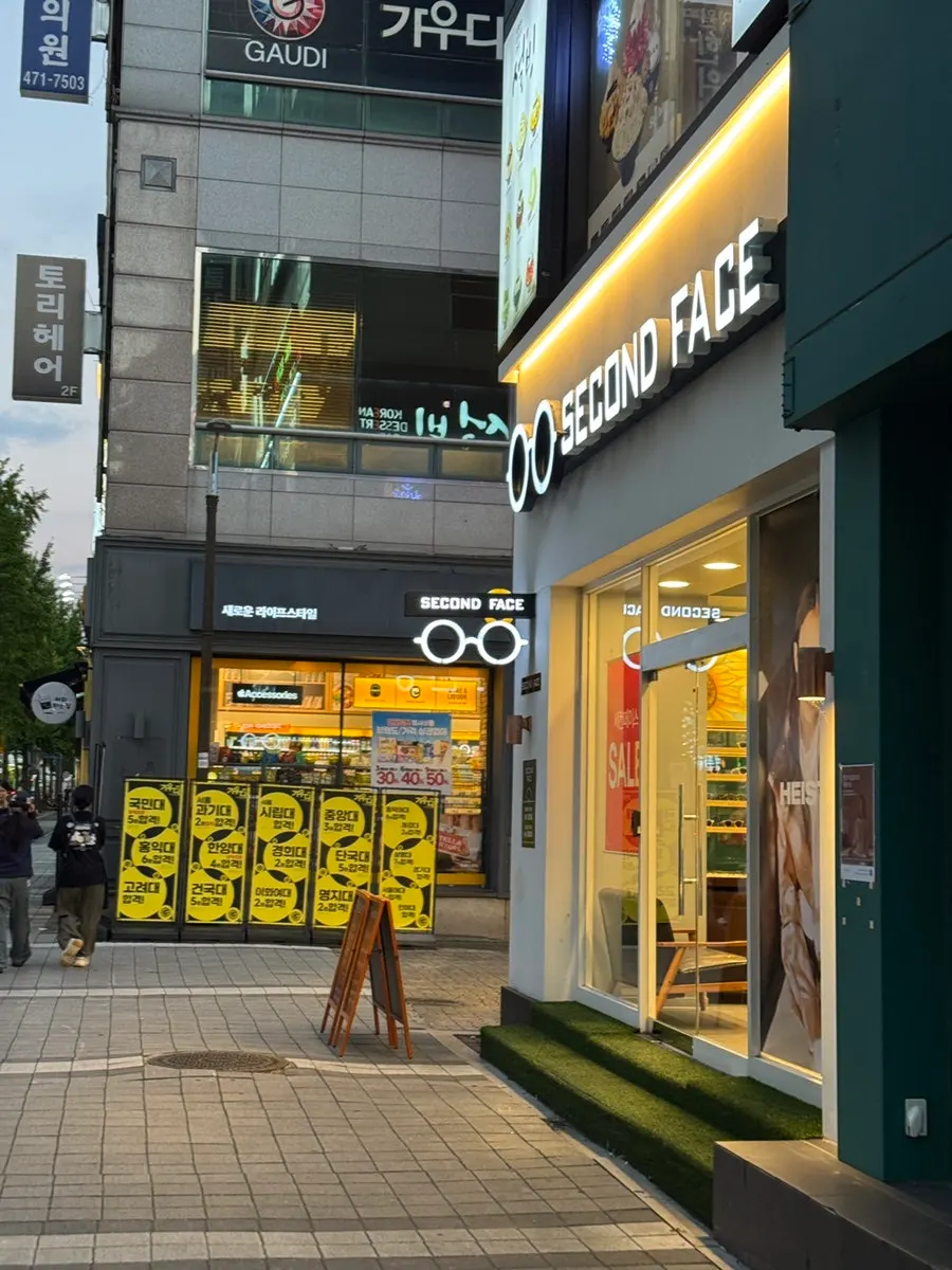 Buggies Tangbang store entrance sign
