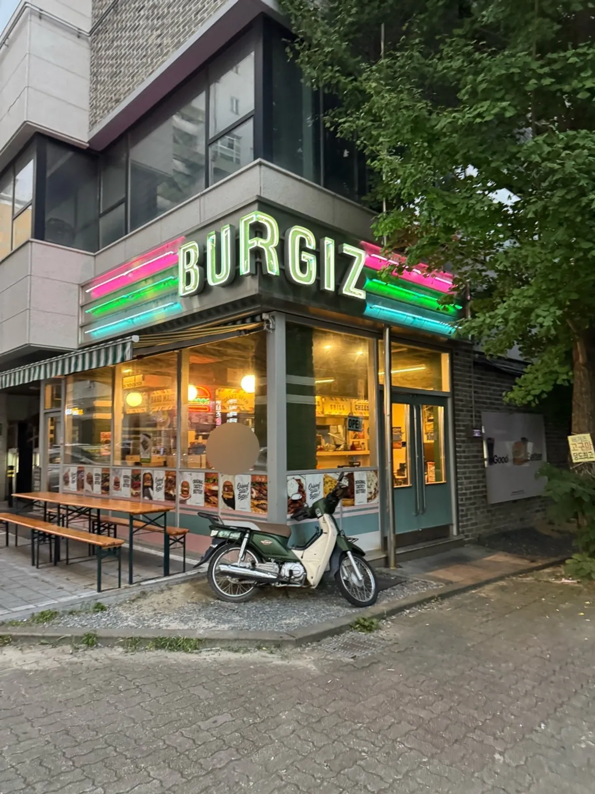 Outdoor tables at Buggies Tangbang