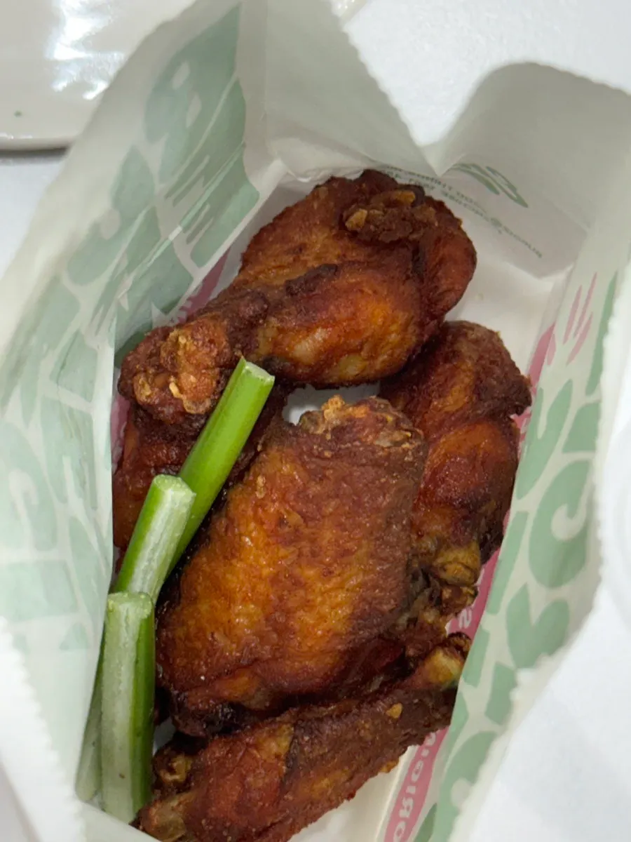 Six buffalo wings with celery and ranch sauce