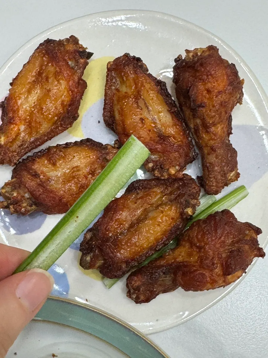 Close-up of Buggies buffalo wings