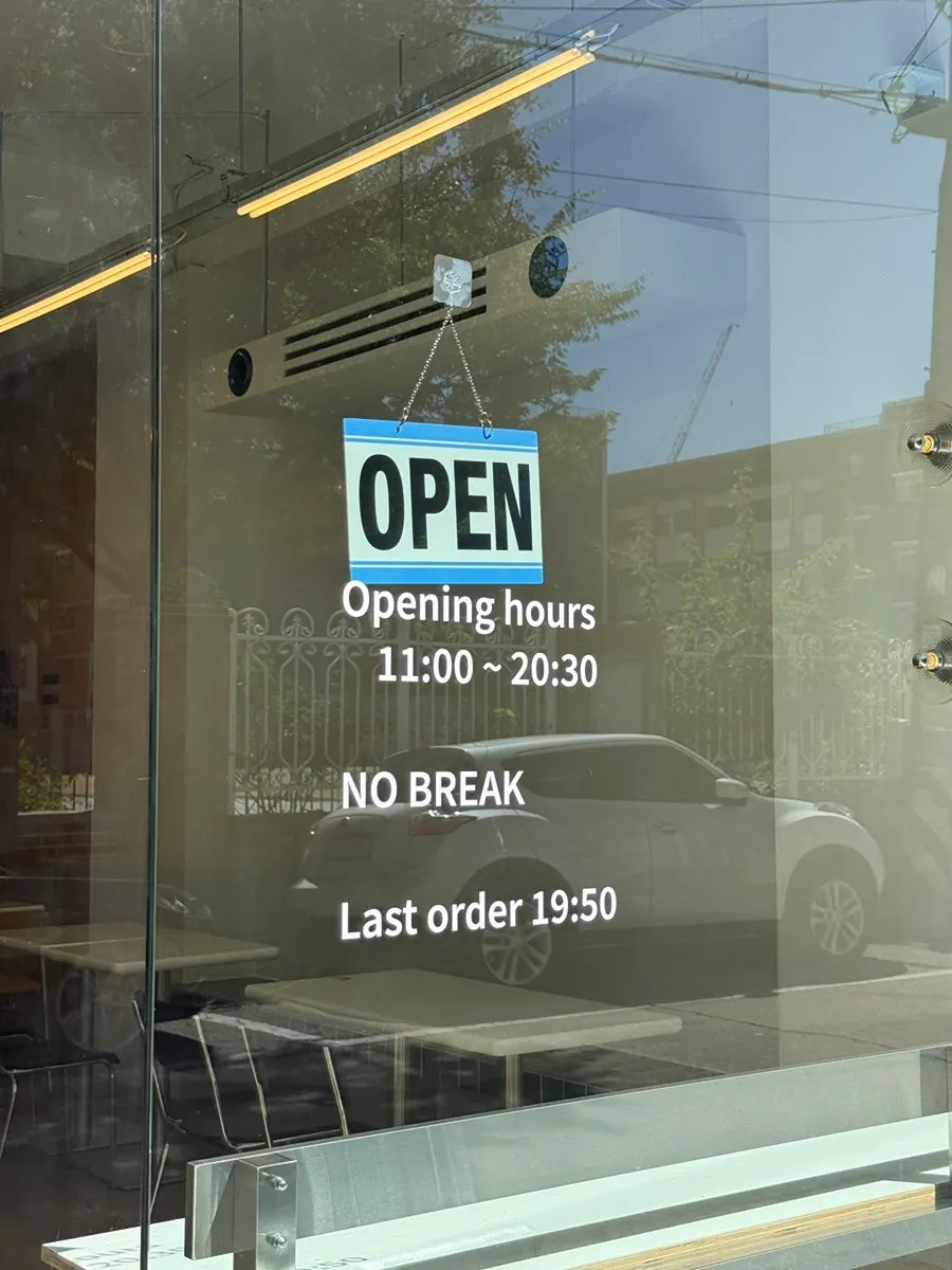 Entrance notice showing last order time