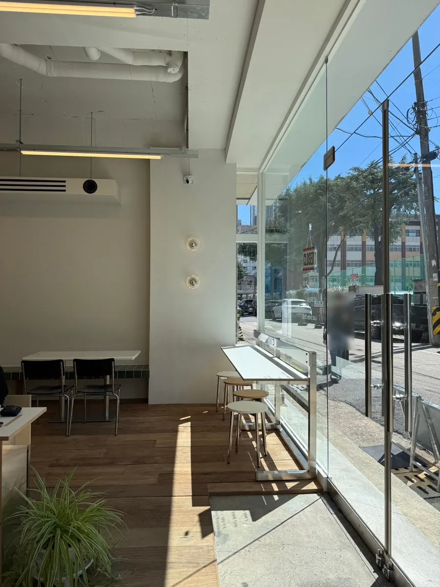 Bright, clean interior of Burgiz Daeheung