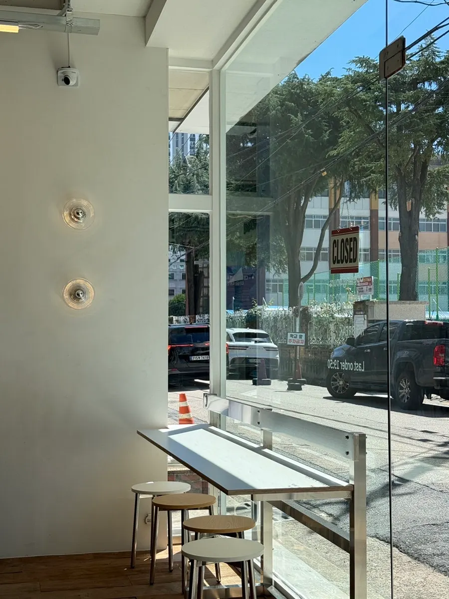 Seating with 2-to-4-person tables