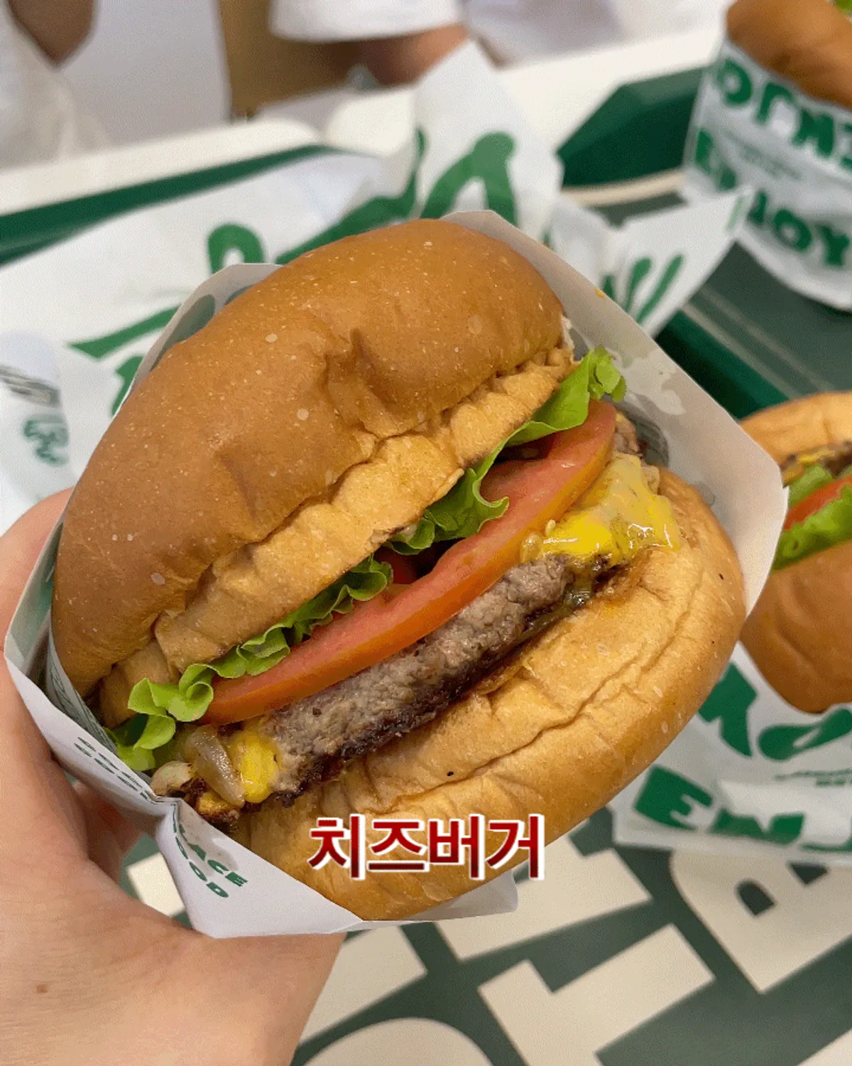테이블에 놓인 버기즈 수제버거 상차림