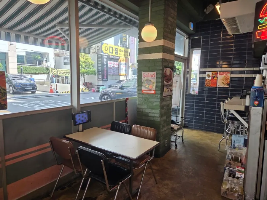 오픈 직후 손님이 있는 버기즈 탄방 홀