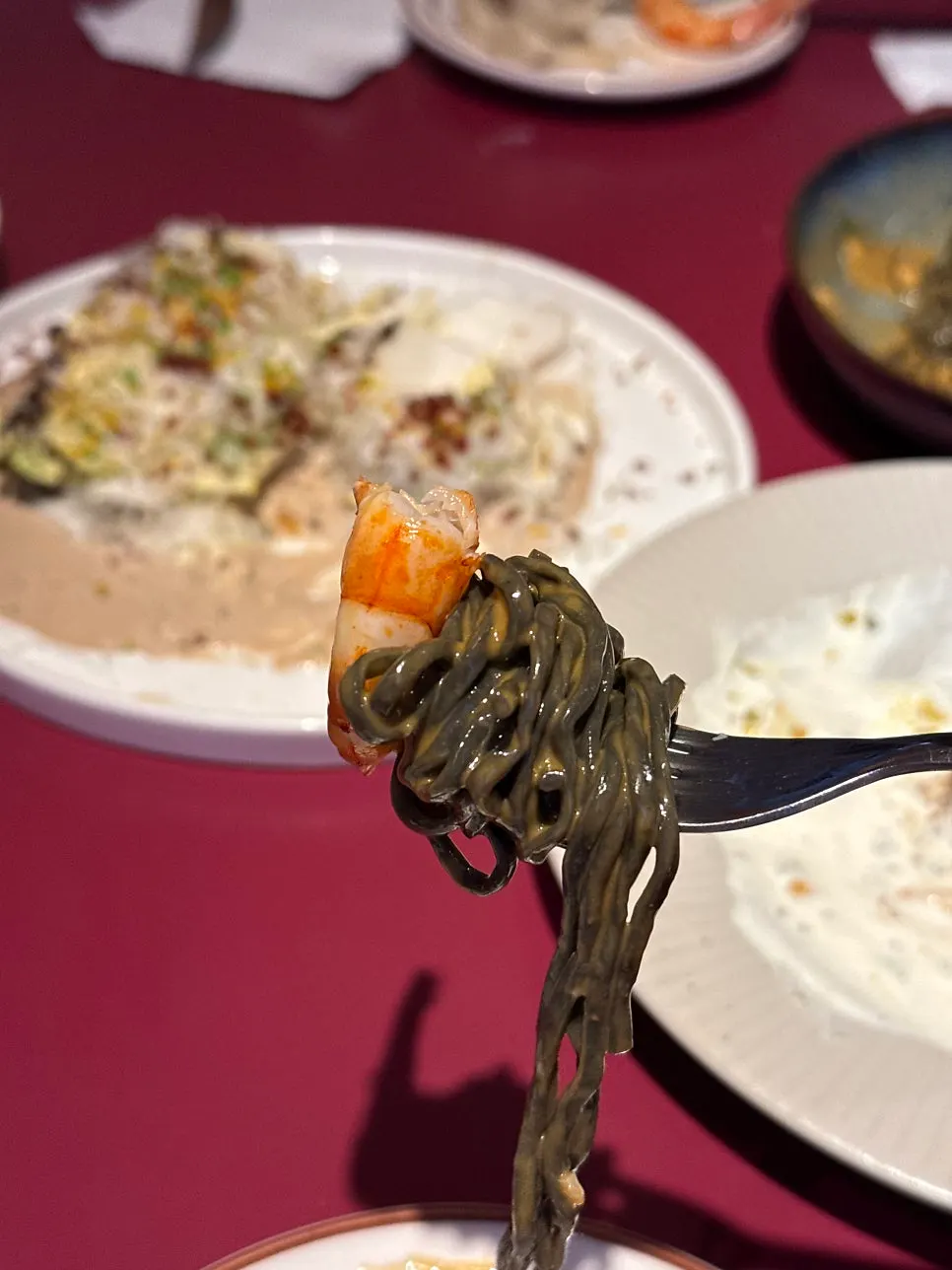 포크에 돌돌 말린 생면 비스큐 파스타