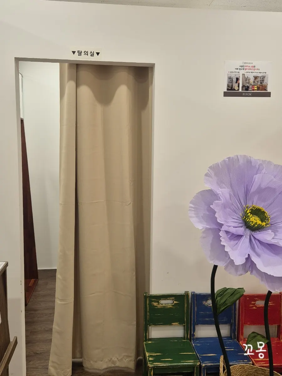 고데기와 헤어드라이어가 놓인 준비 공간