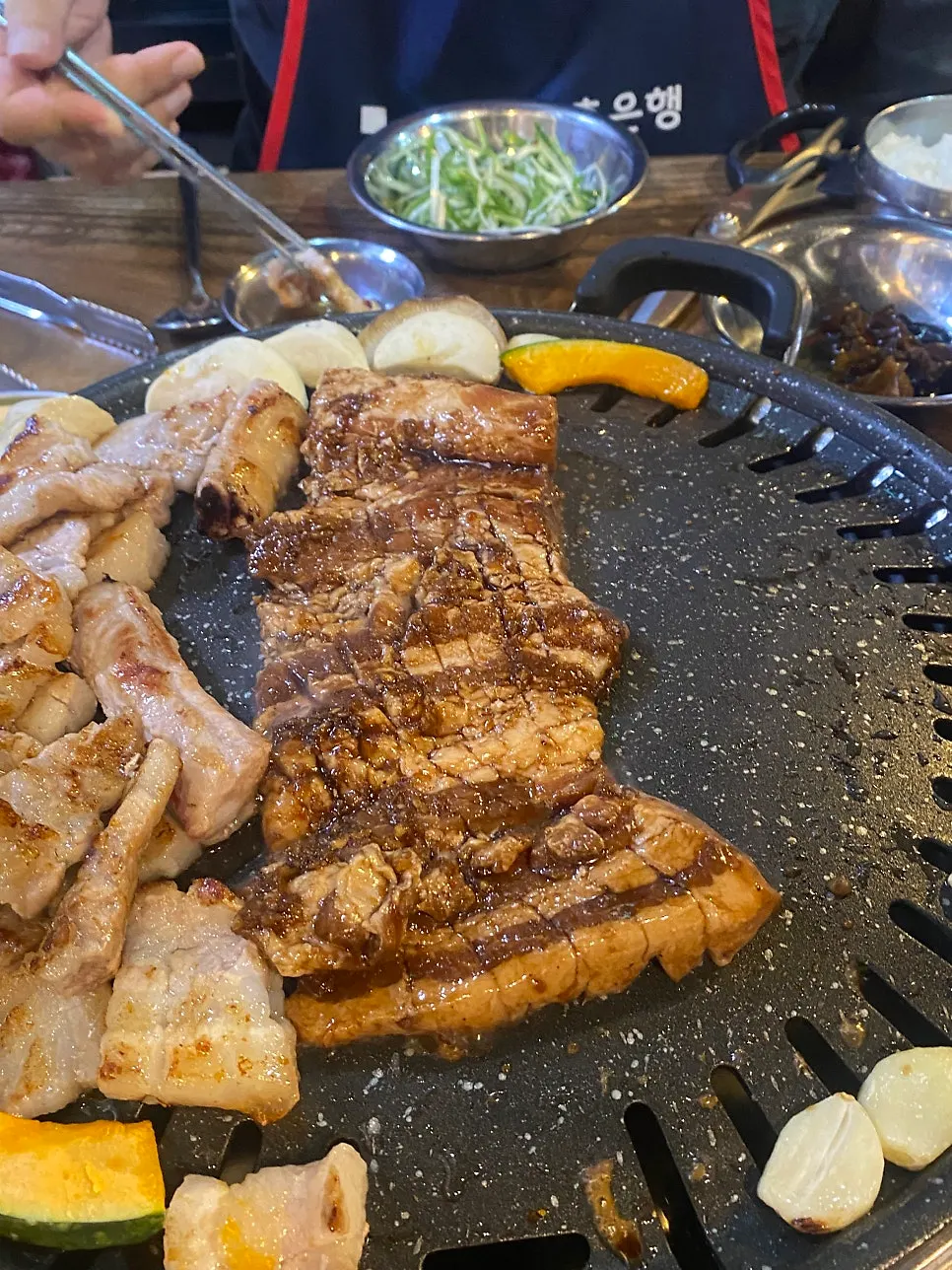 Fresh ribs eaten with vegetables