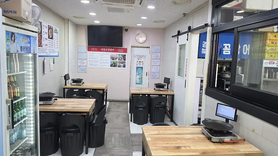 매장 입구의 산꼼장어 수조