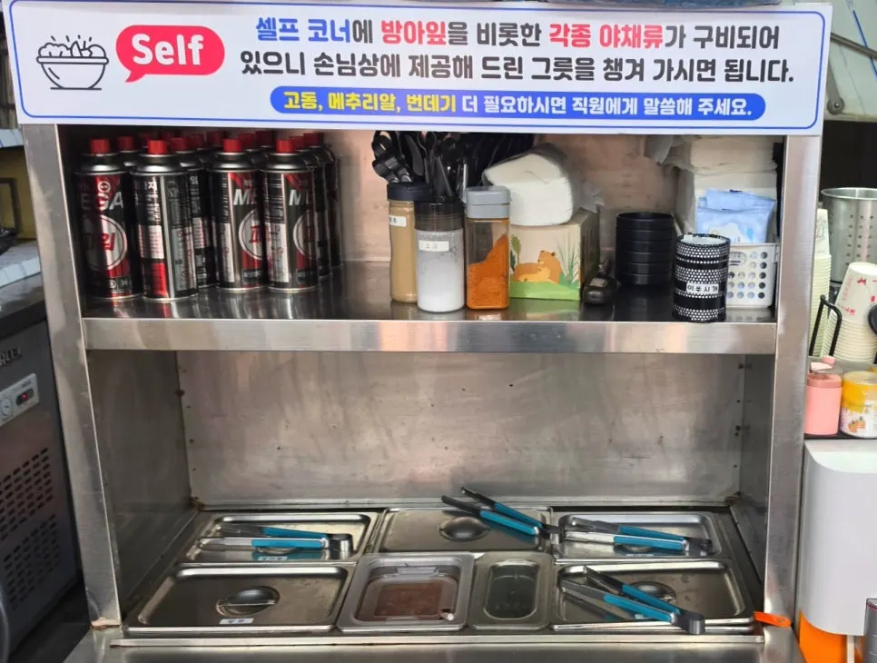 3대째 역사 이야기판과 연예인 사인이 걸린 벽면
