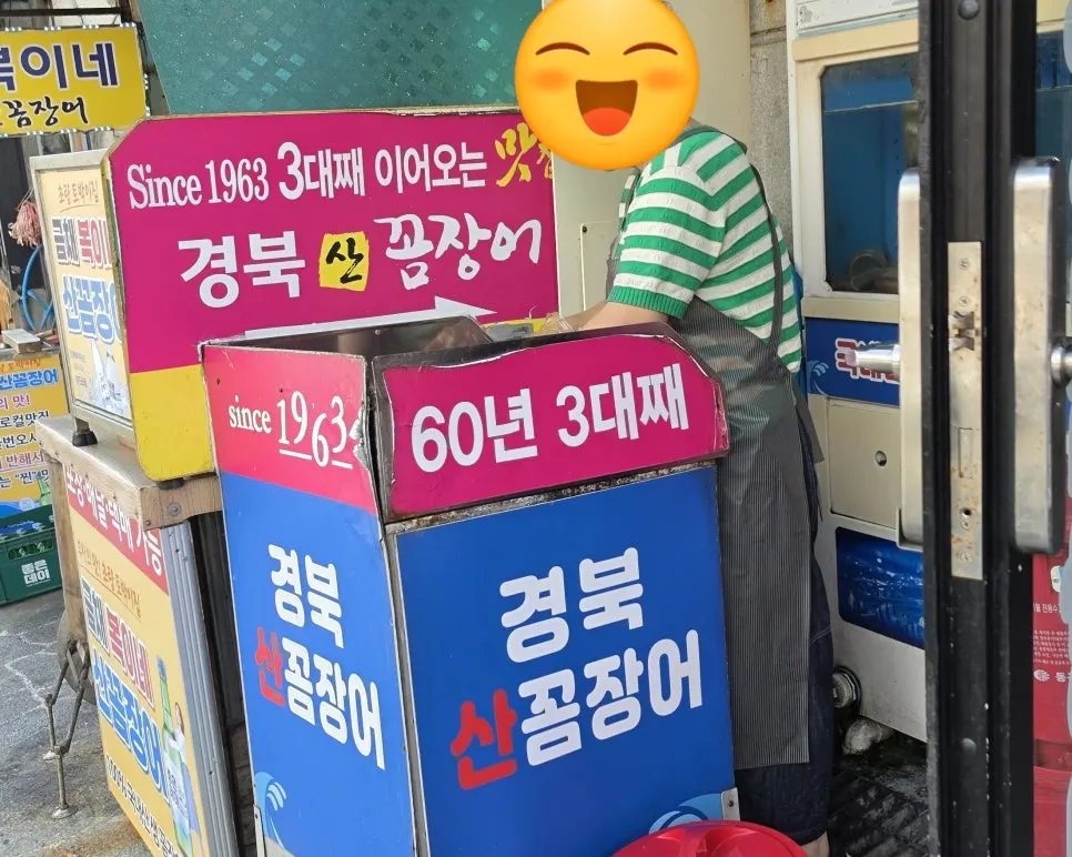 야외 조리대에서 꼼장어를 손질하는 모습