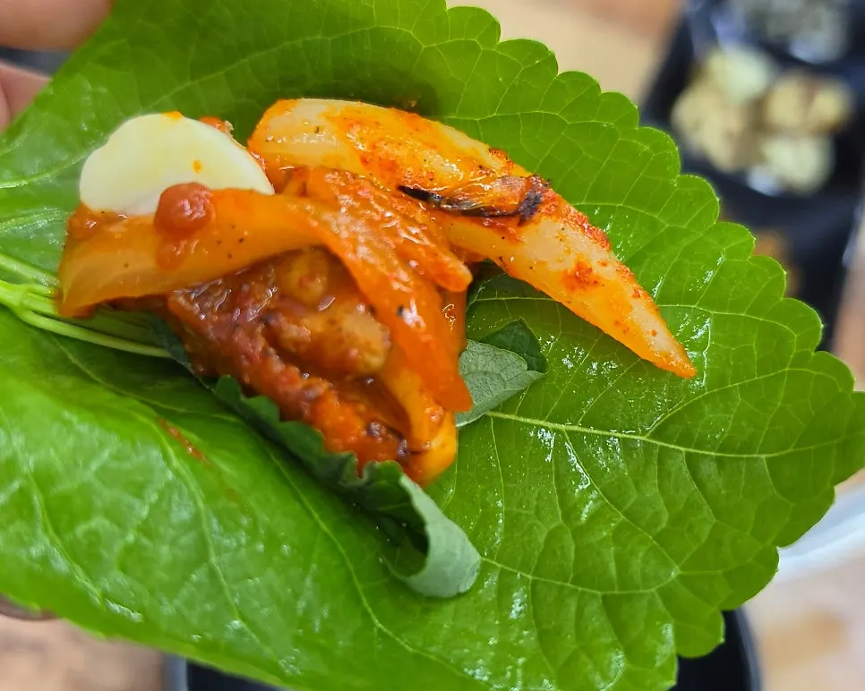 깻잎에 양념 꼼장어를 올린 쌈