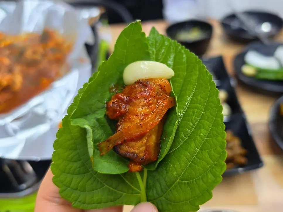 양념 꼼장어와 양파가 담긴 접시