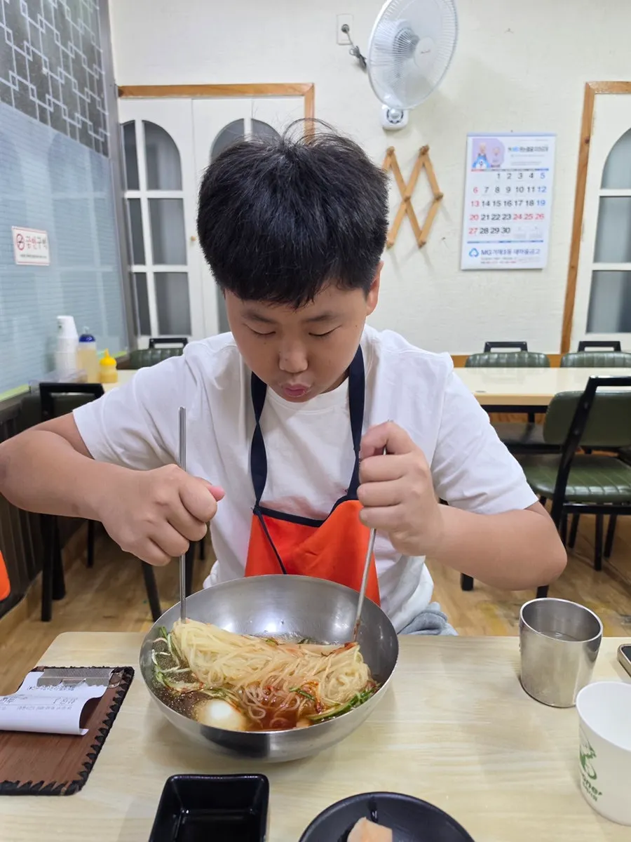 Milmyeon with seasoning and thinly sliced cucumber