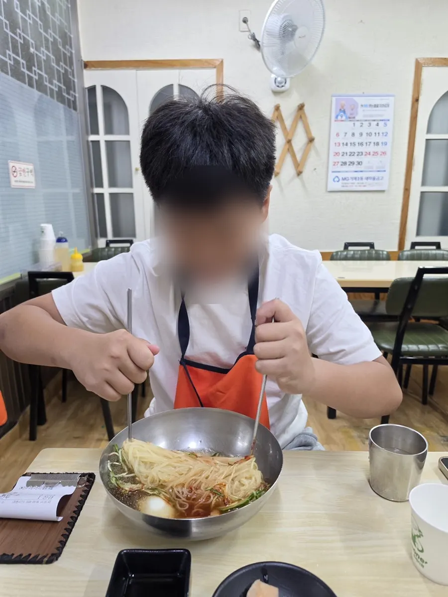 Milmyeon with seasoning and thinly sliced cucumber