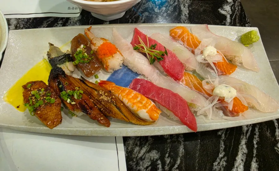 16 pieces of sushi in the set menu