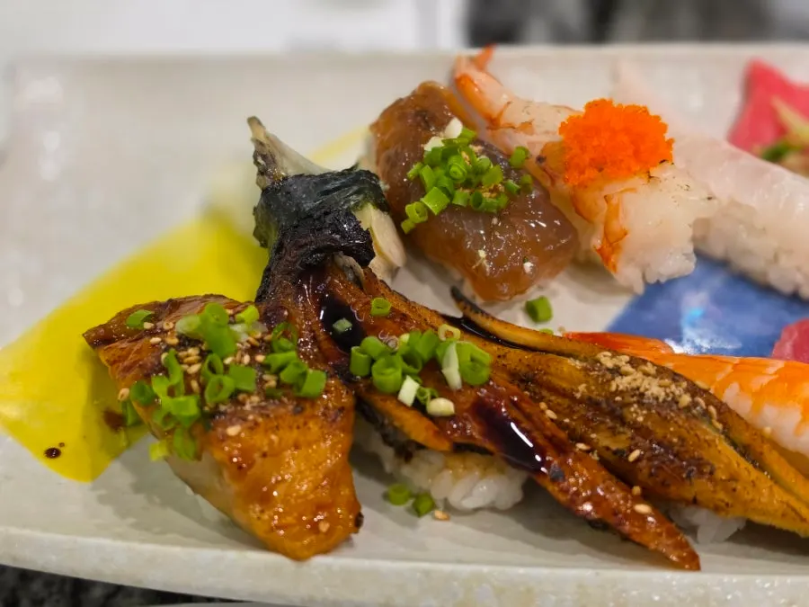 Sushi plate with a variety of toppings