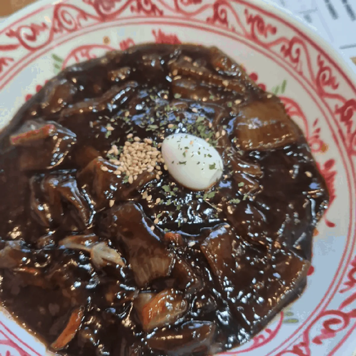 Freshly cooked, glossy jajangmyeon