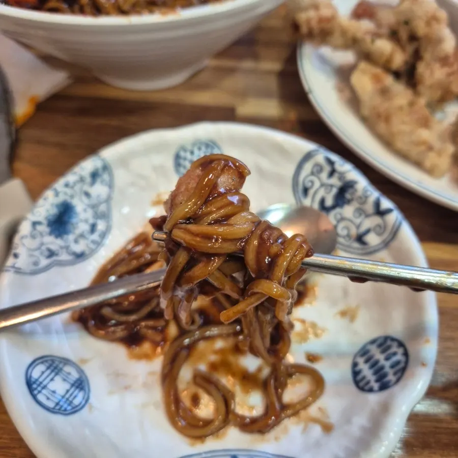 Tangsuyuk eaten with jajangmyeon