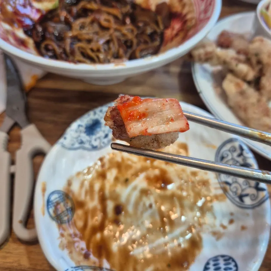 Tangsuyuk eaten with kimchi